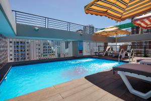Bazén v ubytování Maple Leaf Hotel & Apartment nebo v jeho okolí