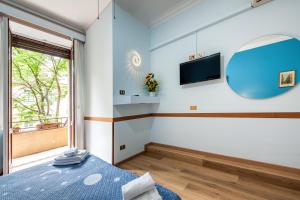 um quarto com uma cama azul e uma janela em Alessandro A San Pietro Best Bed em Roma