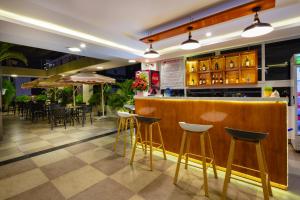 Lounge nebo bar v ubytování Maple Leaf Hotel & Apartment