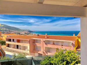 カステルサルドにあるApartament Lucìa 150mt from beachの建物のバルコニーから海の景色を望めます。