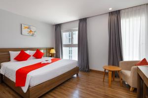 Postel nebo postele na pokoji v ubytování Maple Leaf Hotel & Apartment