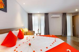 Postel nebo postele na pokoji v ubytování Maple Leaf Hotel & Apartment
