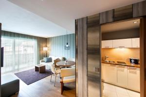 Kuchyň nebo kuchyňský kout v ubytování ALIA appartements & wellness