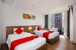 Postel nebo postele na pokoji v ubytování Maple Leaf Hotel & Apartment