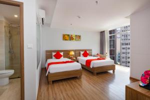 Postel nebo postele na pokoji v ubytování Maple Leaf Hotel & Apartment