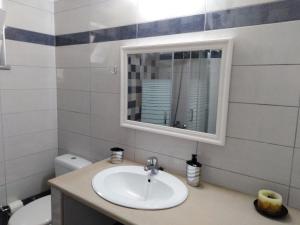A bathroom at Sun Gazing Villas
