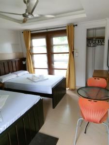 Una cama o camas en una habitación de Ferellee Beach Front Inn 39 fotos más