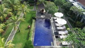 WIRA Homestay & Spa内部或周边的泳池