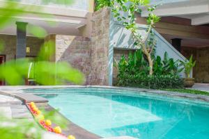una piscina frente a una casa en Alam Grigis Ubud, en Ubud