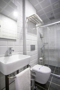 La salle de bains blanche est pourvue d'un lavabo et de toilettes. dans l'établissement UZER OTEL, à Trabzon