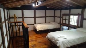 Asobi Lodge emeletes ágyai egy szobában