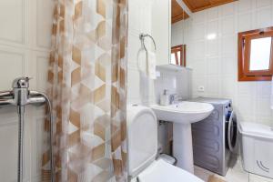 un bagno con un water e un lavandino di Casa das Bonecas a Vieira do Minho Altre 24 foto