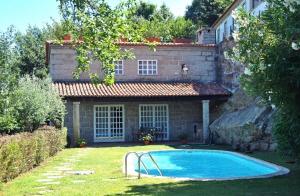 ein Haus mit Swimmingpool im Garten in der Unterkunft Quinta do Freixieiro in Cinfães