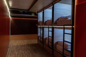 Łóżko lub łóżka piętrowe w pokoju w obiekcie Hostel Inbox