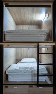 斯科普里Hostel Inbox的宿舍间设有两张双层床,配有一张床