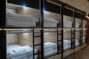 斯科普里Hostel Inbox的客房内的一组双层床
