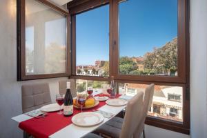 a dining room with a table with glasses of wine at Apartamento Playa Benalmádena in Benalmádena