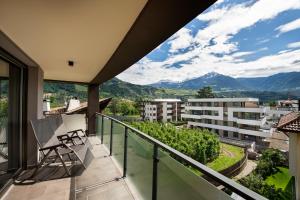 balcón con vistas a las montañas en ALIA appartements & wellness, en Lagundo