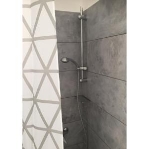 um chuveiro com uma porta de vidro na casa de banho em Amalia Apartments - Studios em Serifos Chora