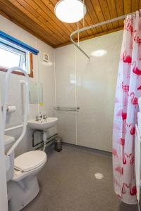Koupelna v ubytování Logierait Pine Lodges + 37 fotografií