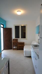 1 dormitorio con 1 cama y lavamanos en una habitación en Rada Delle Tortore, en Marzamemi