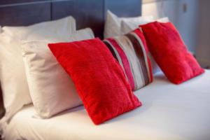 A bed or beds in a room at The Sumner Hotel 