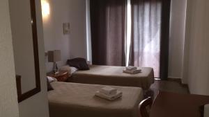 Łóżko lub łóżka w pokoju w obiekcie Hostal Tierramar