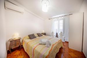 um quarto com uma cama com duas toalhas em Blue Coral Apartment em Cefalù