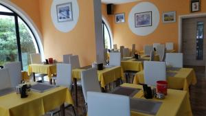 A restaurant or other place to eat at B&B Villa La Perla