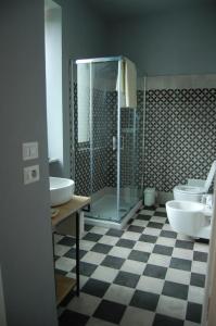a bathroom with two sinks and a shower and two toilets at La Boqueria in Bra +28 photos