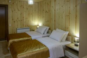 Un pat sau paturi într-o cameră la Park Hotel Kutaisi