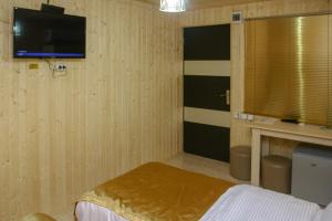 TV a/nebo společenská místnost v ubytování Park Hotel Kutaisi