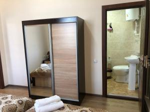 Ένα μπάνιο στο Saroy Guest house +16 φωτογραφίες