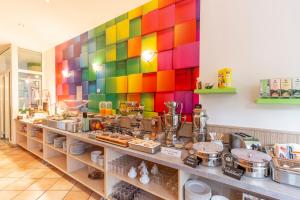 una parete di colore arcobaleno nella cucina del ristorante di Hotel Markgraf Leipzig a Lipsia