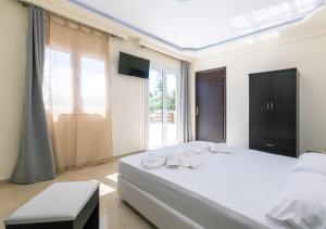 Кровать или кровати в номере Villa Antonis deluxe apartments