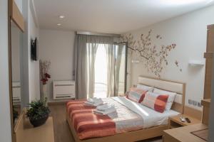 um quarto com uma cama com toalhas em Hotel Epavlis Eleftheriadi em Paralia Katerinis