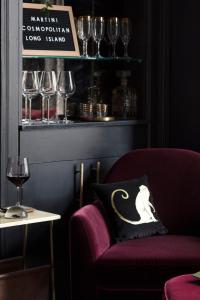 einem lila Stuhl mit einem schwarzen und weißen Kissen darauf in der Unterkunft Luxury Boutique Apt in fashionable Stockbridge 5* in Edinburgh