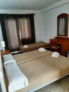 Łóżko lub łóżka w pokoju w obiekcie Hostal Tierramar