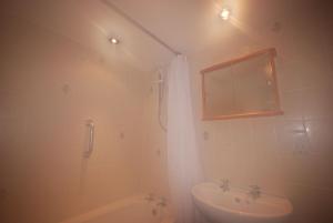Bilik mandi di Bowgie at Trewerry Cottages - Away from it all, close to everywhere