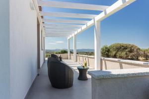 a balcony with chairs and a view of the ocean at B&B Naracheddu Elite in Santa Teresa Gallura