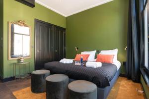 a room with a bed, a chair, and a window at New Amsterdam Harlem Hotel in Haarlem