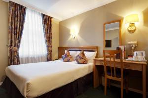 Postel nebo postele na pokoji v ubytování Berjaya Eden Park London Hotel
