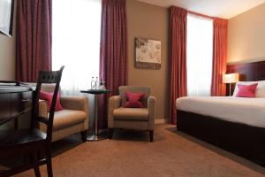 Postel nebo postele na pokoji v ubytování Berjaya Eden Park London Hotel