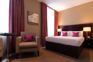 Postel nebo postele na pokoji v ubytování Berjaya Eden Park London Hotel