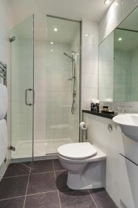 倫敦的住宿－博嘉亞樂園倫敦酒店，带淋浴、卫生间和盥洗盆的浴室