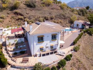 eine Luftansicht eines Hauses auf einem Hügel in der Unterkunft Villa Casira met 2 studio's - 10 personen, Viñuela, Costa Del Sol in Viñuela