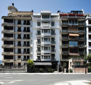 a tall white apartment building on the side of a street at Hotel Niza in Donostia-San Sebastián
