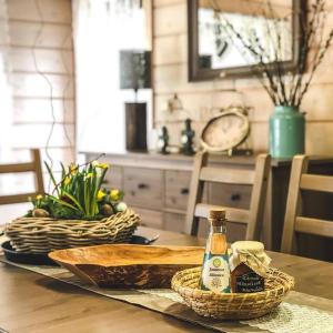 a table with two baskets and a bottle of alcohol at U Justina Chaloupka in Velké Karlovice