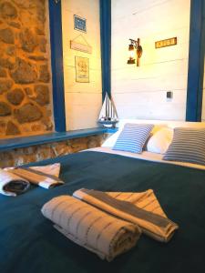 łóżko z kocami i poduszkami na górze w obiekcie Apartments Lighthouse w Bašce