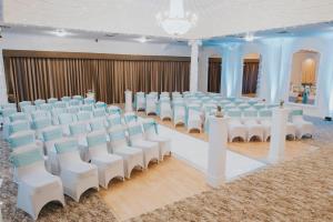 Cwrt Bleddyn Hotel & Spa的休息区